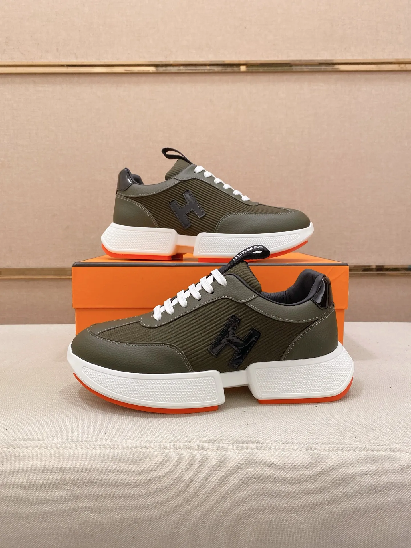 Ex-factory price: 460💰《HERMES》【Classic original single version】Hermès; top 🔝purchasing agent🔍🔍men's latest 🇺🇸 counter sales simultaneously, imported from Italy original ▲▲cowhide ▲▲ (high-end, nobility, class) ) Exquisite workmanship (Italian 🇮🇹 imported water-dyed 🐂 cowhide lining) sole: original sole provided by the original factory, ⚠️exclusive double-layer activity·TPR·rubber·combined molded outsole; super comfortable·wear-resistant·non-slip·environmental protection The real thing is more beautiful if you take the real thing (high quality, follow the order). You can enter and exit the counter at will * Number of yards: 38-44 (45 can be customized and cannot be returned or exchanged)